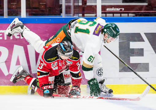 Närkamp på isen mellan Christoffer Forsberg och