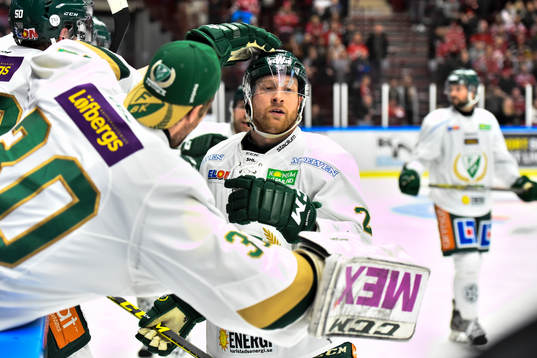 Färjestads reservmålvakt Lars Haugen gratulerar
