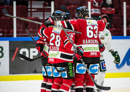 Malmö Redhawks Andreas Thuresson jublar åt 2-2 med Jens