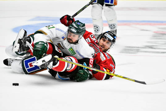 Färjestads Rickard Wallin och Malmö Redhawks Joey Tenute