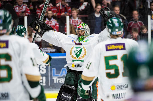 Färjestads målvakt Justin Pogge jublar