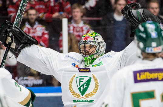 Färjestads målvakt Justin Pogge jublar
