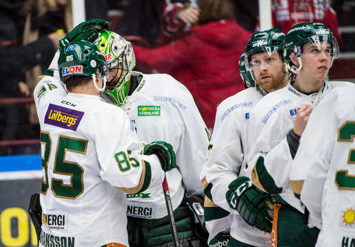 Färjestads målvakt Justin Pogge kramas om av Mikael