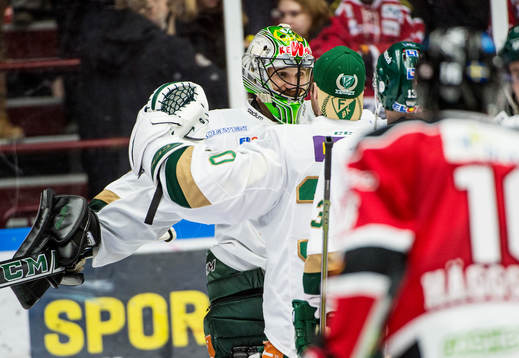 Färjestads målvakt Justin Pogge kramas om av målvakt