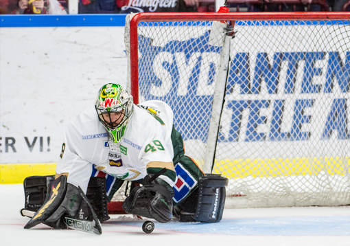 Färjestads målvakt Justin Pogge tar