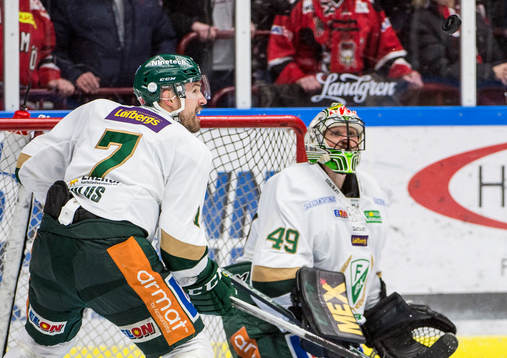 Färjestads Jonas Holös och målvakt Justin Pogge med