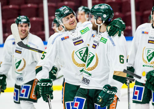 Färjestads August Gunnarsson och Mikael Wikstrand jublar