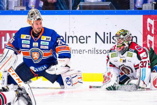 Växjös målvakt Stefan Steen pratar med Frölundas