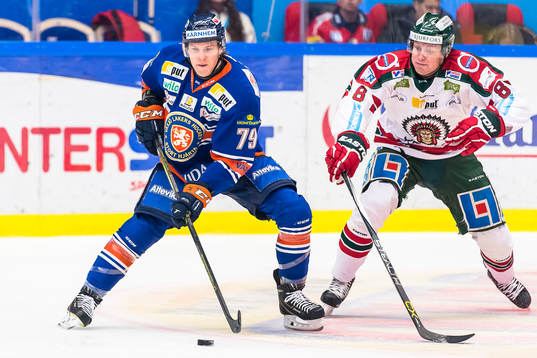 Växjös Patrik Lundh jagas av Frölundas John Nyberg