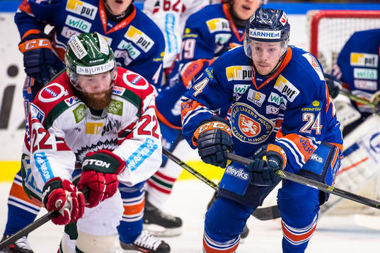 Frölundas Robin Figren blir jagad av Växjös Joakim