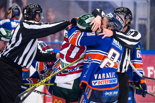 Gruff mellan Frölundas Joel Lundqvist och Växjös Ville