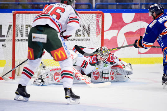 Växjös Josh Hennessy gör 1-2 bakom Frölundas målvakt