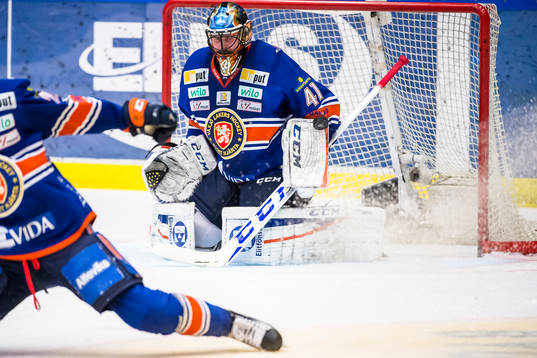 Växjös målvakt Cristopher Nihlstorp stöter undan pucken