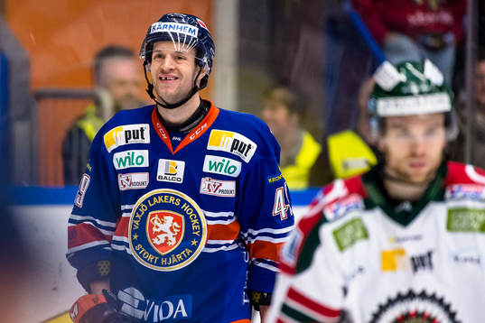 Växjös Ilkka Heikkinen grinar illa
