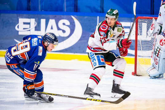 Frölundas Elias Fälth jagas av Växjös Tuomas Kiiskinen