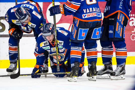 Växjös Robert Rosén grinar illa
