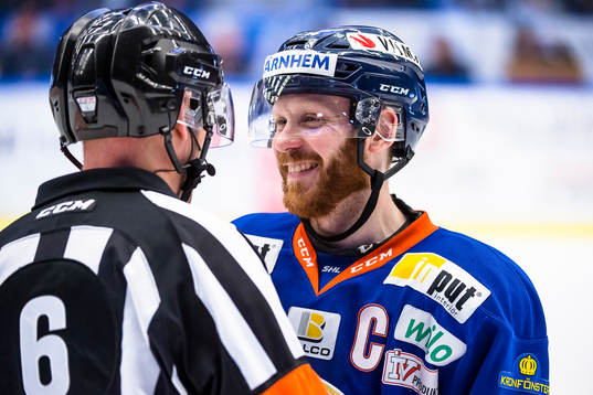 Växjös Liam Reddox pratar med Domare Sören Persson