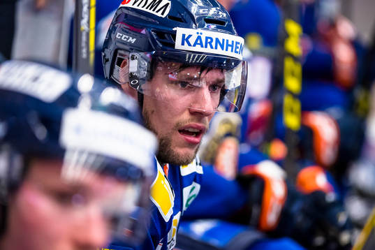 Växjös Robert Rosén grinar illa