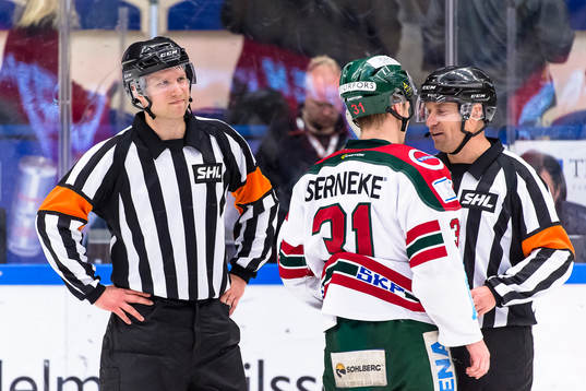 Frölundas Nicklas Lasu pratar med domare Aleksi Rantala
