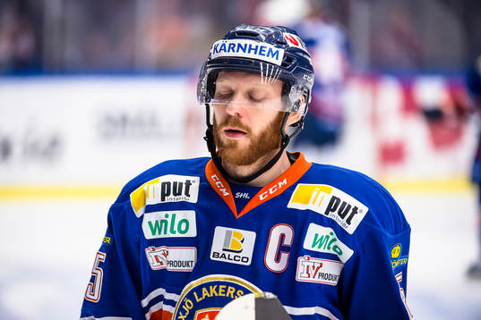 Växjös Liam Reddox blundar