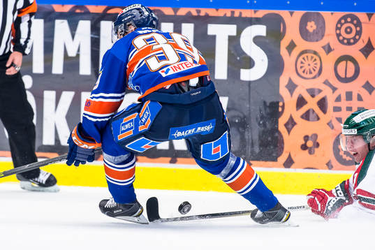 Frölundas Christoffer Ehn kastar sig och slår undan