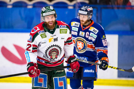 Frölundas Robin Figren skrattar