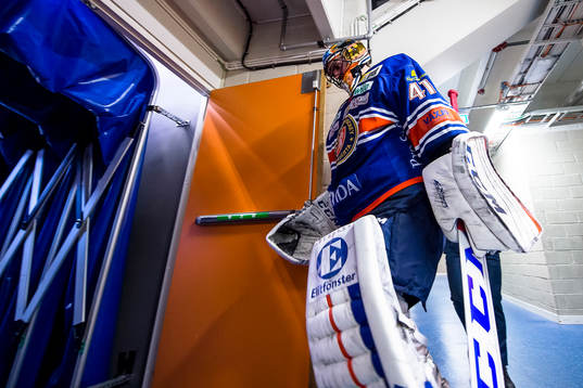 Växjös målvakt Cristopher Nihlstorp på väg ut till