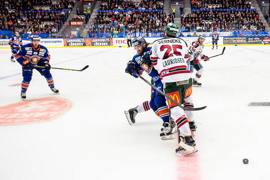 Växjös Ville Leino tacklas av Frölundas Oliver Lauridsen