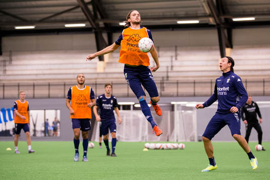 IFK Göteborgs Tom Pettersson före Martin Smedberg-Dalence
