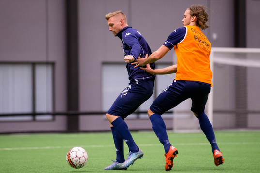 IFK Göteborgs Sebastian Eriksson mot Tom Pettersson