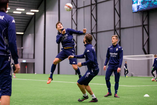 IFK Göteborgs Mads Albaek nickar före Mattias Bjärsmyr