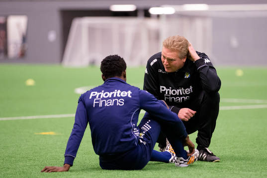 IFK Göteborgs Sabah Lawson i samspråk med tränare