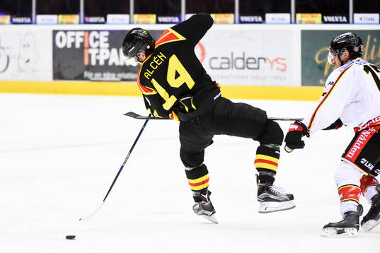 Luleås Bill Sweatt hakar Brynäs Johan Alcén