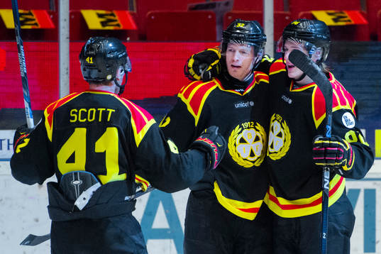 Brynäs Greg Scott , Nick Johnson och Oskar Lindblom jublar
