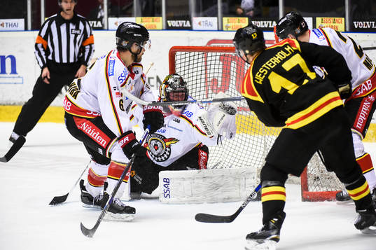 Luleås målvakt Daniel Larsson räddar