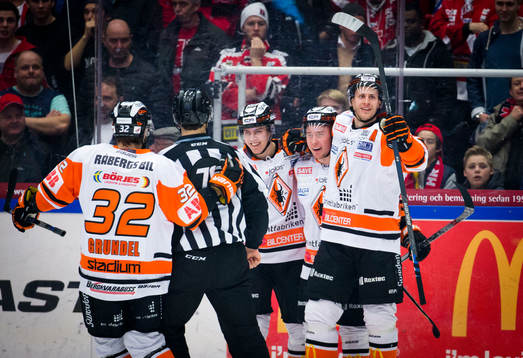 Karlskronas Filip Cruseman gör 0-1 och jublar med Anton