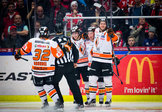 Karlskronas Filip Cruseman gör 0-1 och jublar med Anton