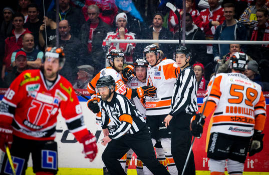Karlskronas Filip Cruseman gör 0-1 och jublar med Anton