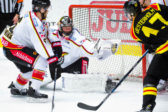 Luleås Daniel Larsson räddar skott från Brynäs Pathrik