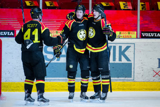 Brynäs Greg Scott , Nick Johnson och Oskar Lindblom jublar