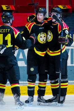 Brynäs Greg Scott , Nick Johnson och Oskar Lindblom jublar