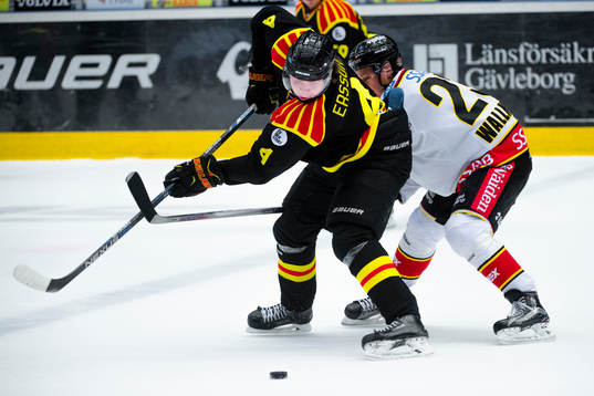 Brynäs Marcus Ersson lyckas behålla puck i offensiv zon