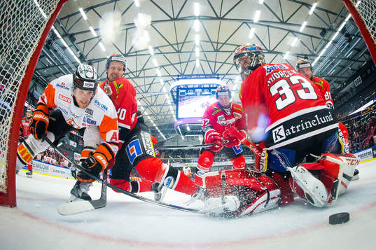 Kamp mellan Karlskronas Emil Larsson och Örebros Marcus