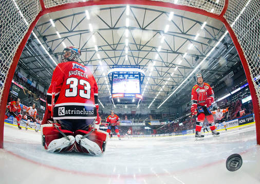 Karlskronas Filip Cruseman gör 0-1 på Örebros målvakt