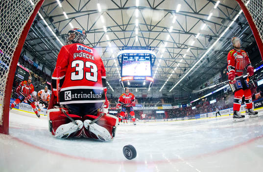 Karlskronas Filip Cruseman gör 0-1 på Örebros målvakt