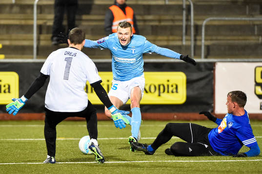 Malmös Piotr Johansson och Fremad Amagers målvakt Kim