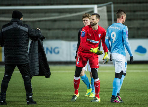 Malmös målvakt Johan Wiland tackar Markus Rosenberg
