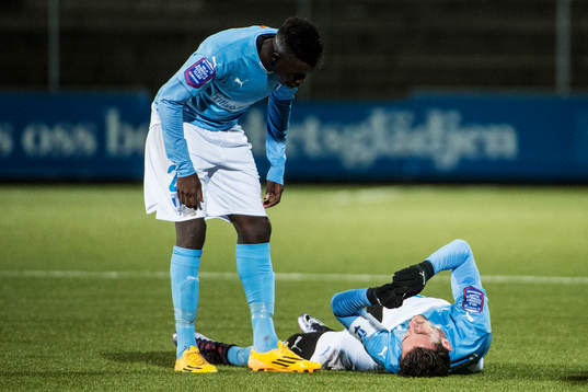 Malmös Pa Konate tar hand om Agon Mehmeti när han skadas