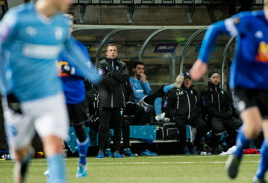 Malmös tränaren Allan Kuhn och Agon Mehmeti i bandage