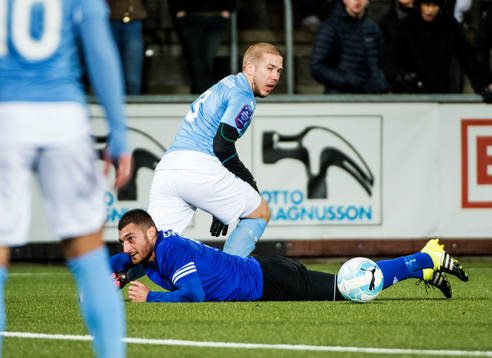 Malmös Anton Tinnerholm på gräset mot Fremad Amagers